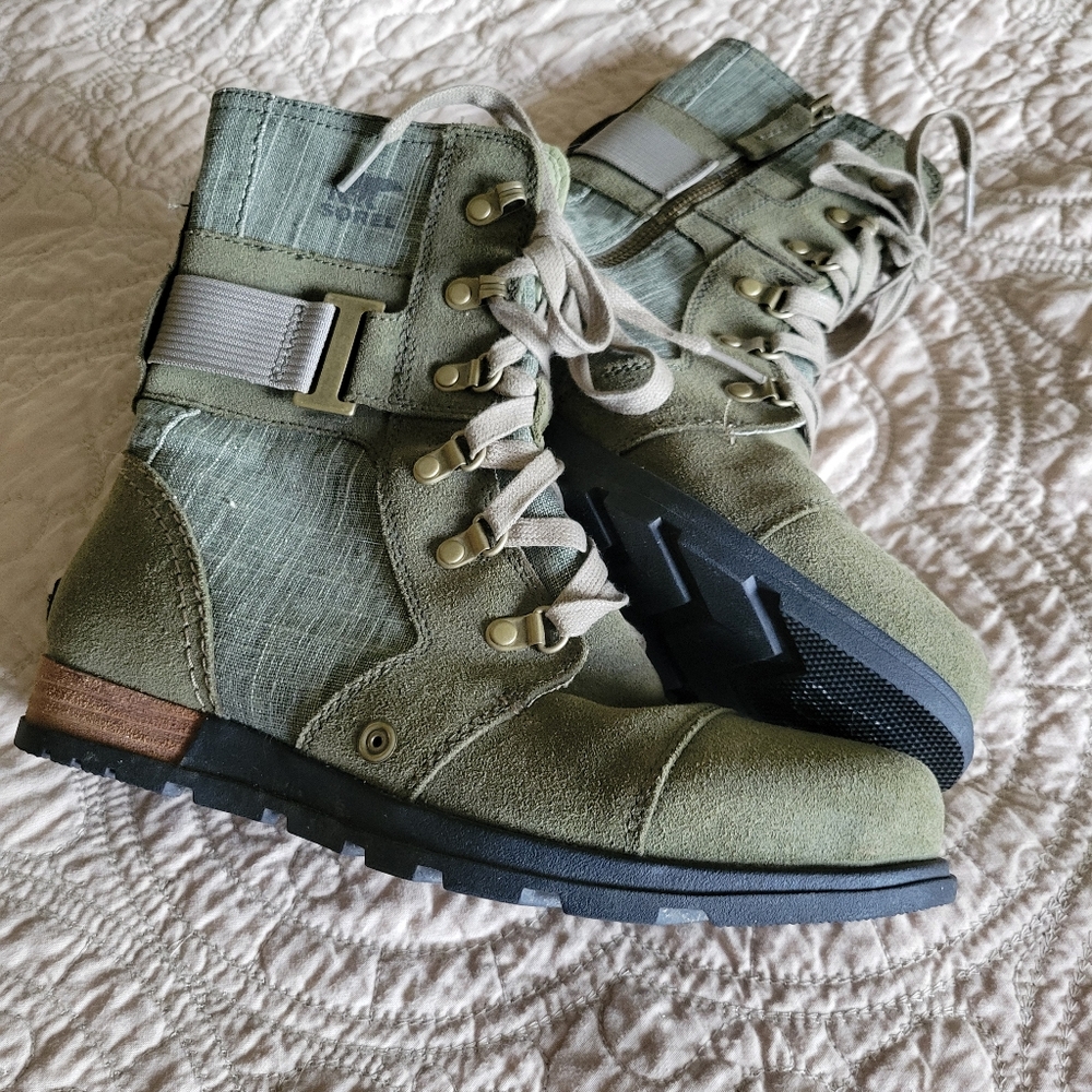 Sorel women's boots, size 8.5. Like-new condition. Super-stylish & fashionable.
